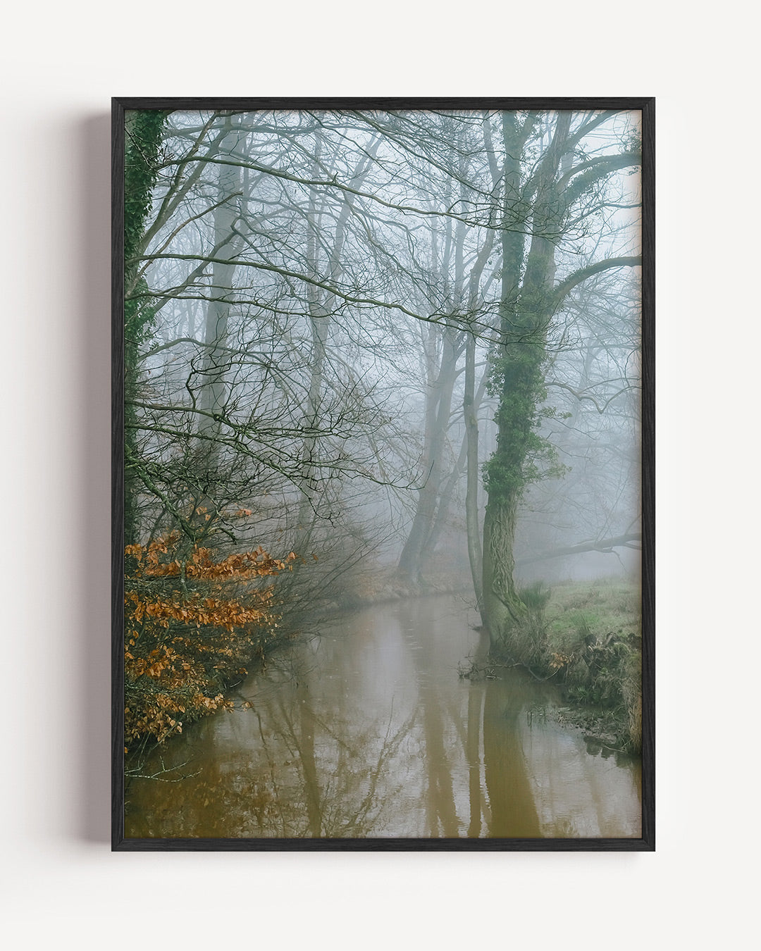 Mistig boslandschap poster – portret wanddecoratie – een boslandschap met mistige bomen en een rustige stroom. De zachte