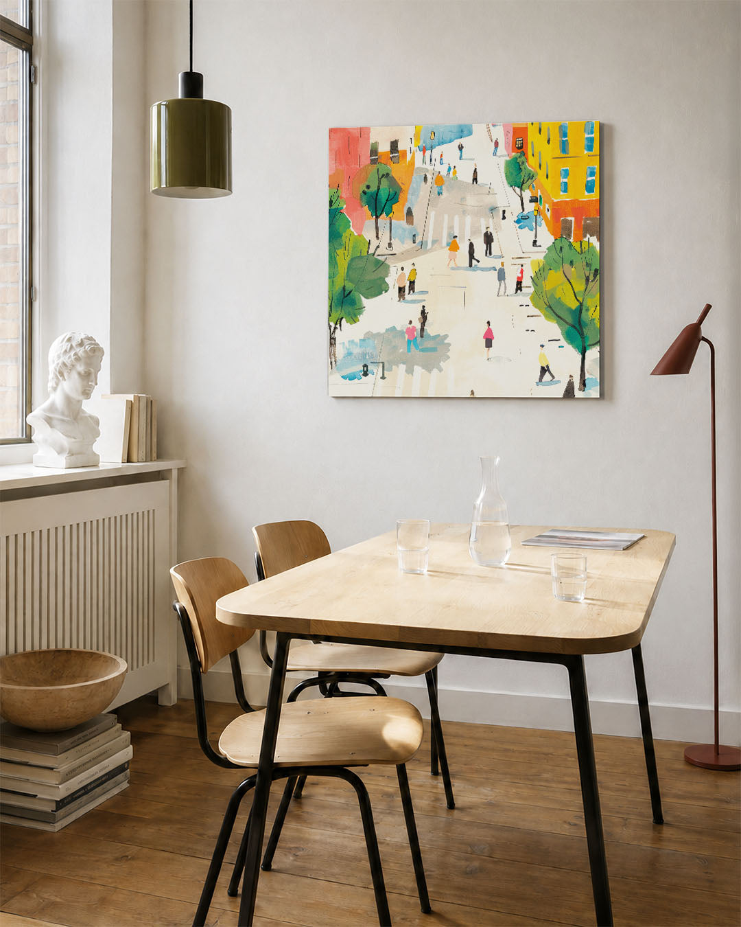 Stadsleven in kleur kunstwerk – vierkante wanddecoratie – dit kunstwerk toont een levendige straat met kleurrijke gebouwen en