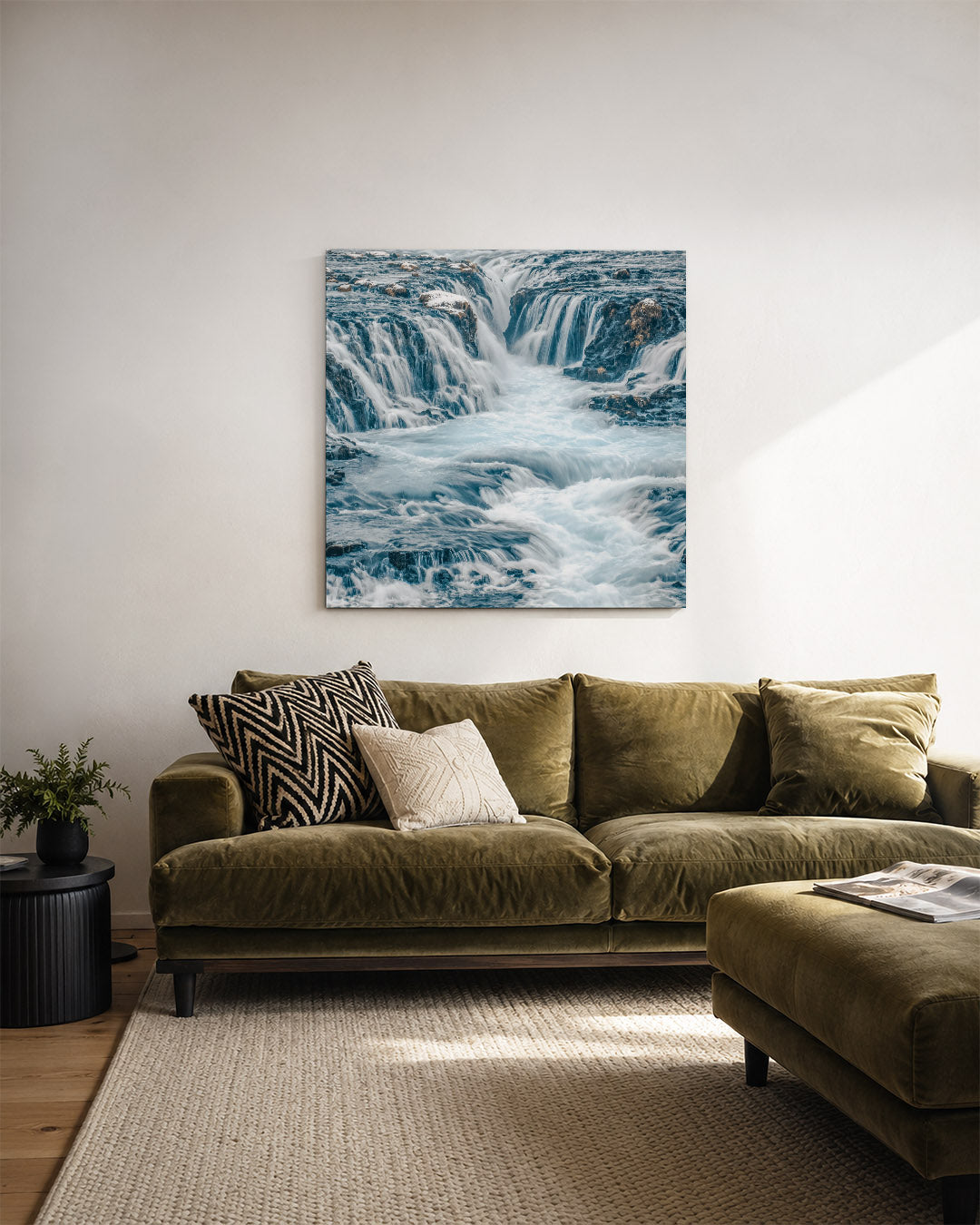 Dynamische waterval kunstwerk – derde productweergave – deze kunstwerk toont een krachtige waterval met stromend water dat