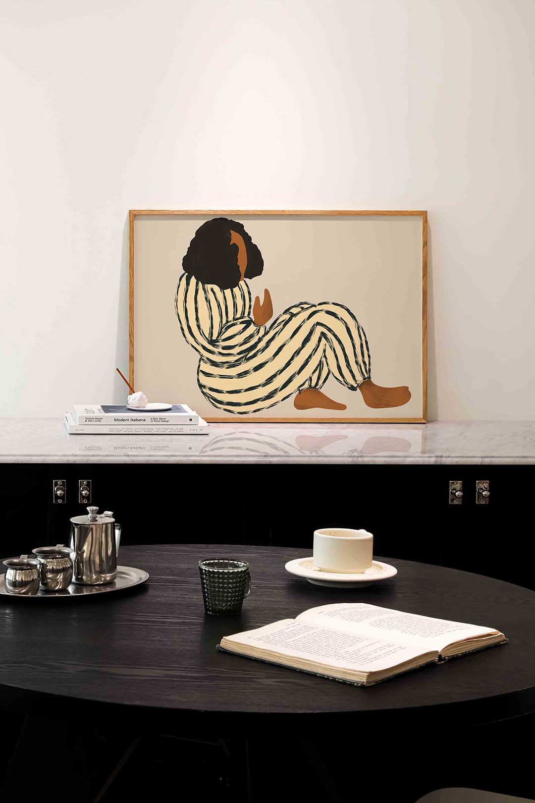 Zittende figuur met strepen – portret poster in liggend formaat