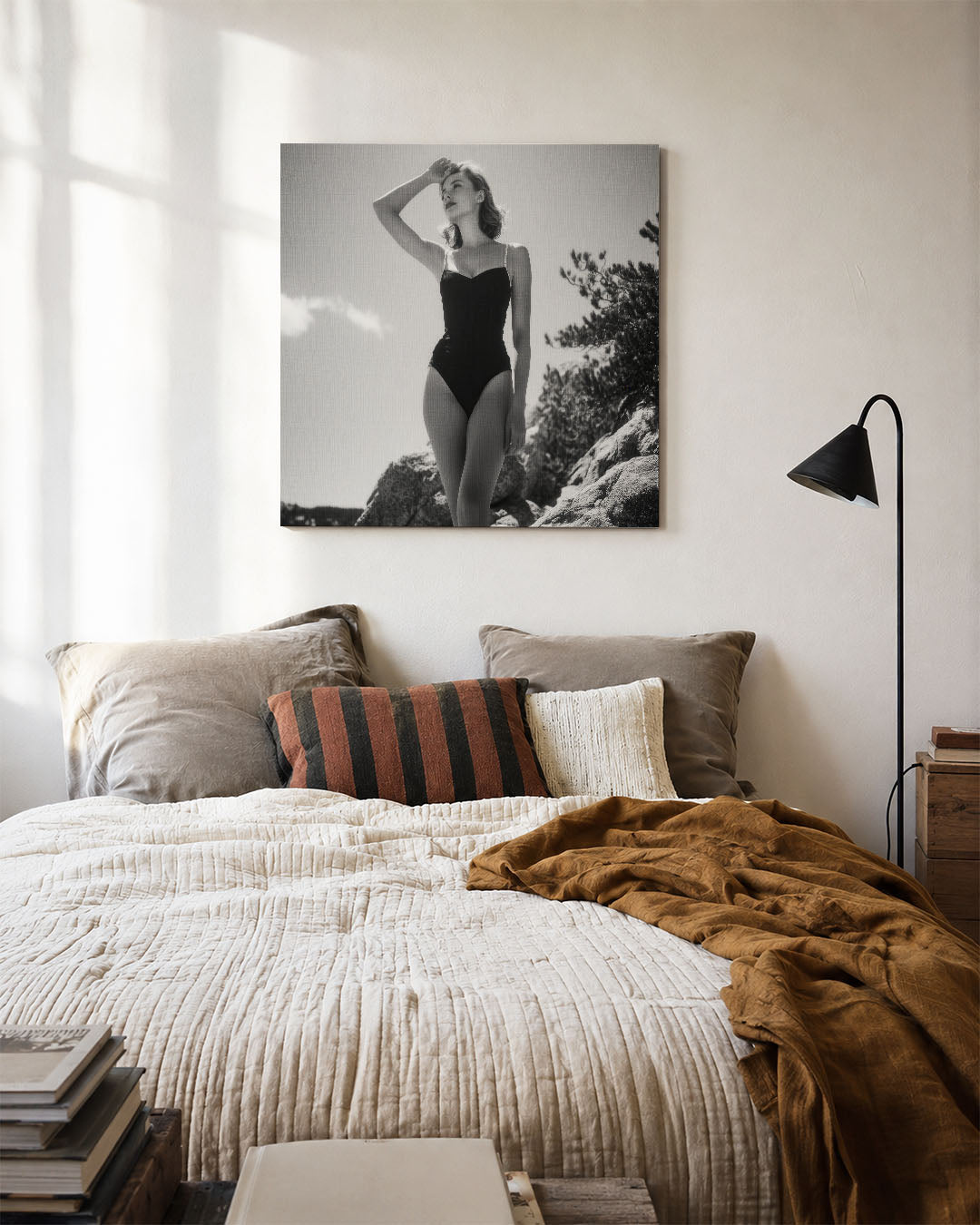 Zomerse elegantie kunstwerk – detailweergave – dit kunstwerk toont een vrouw in een badpak, staand op rotsen onder een