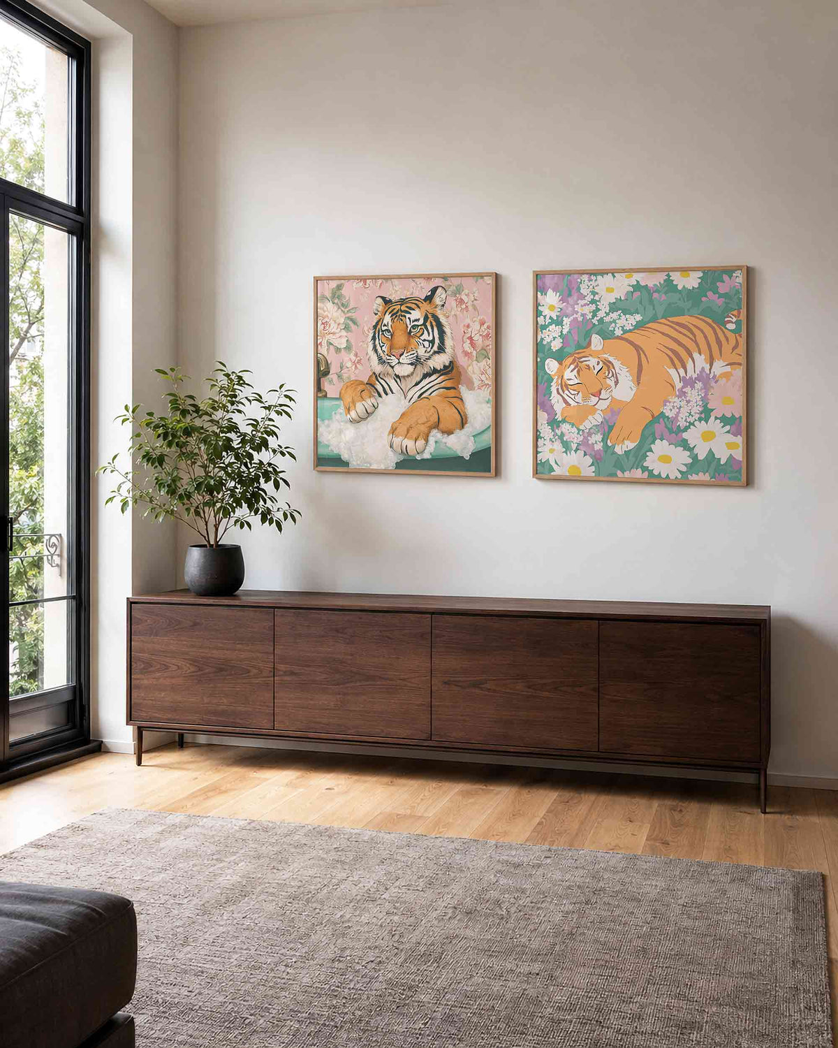 Interieurpresentatie van een tweedelige vierkante posterset met tijgers tussen bloemen