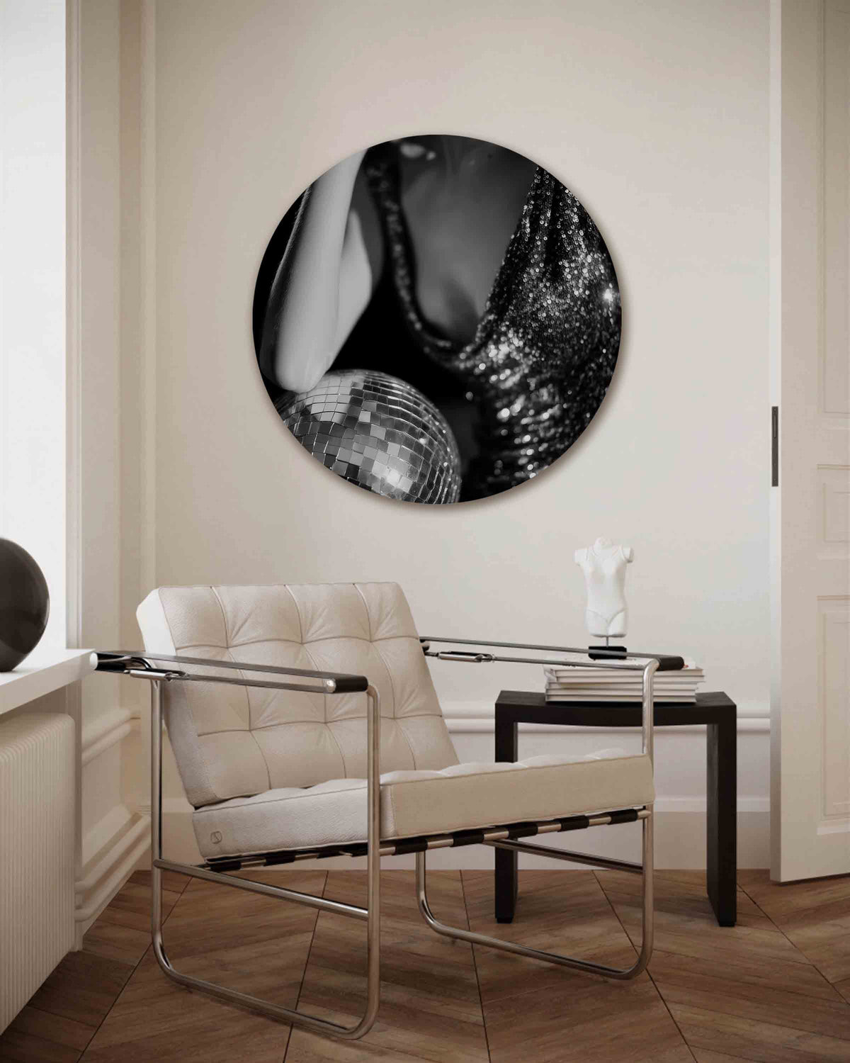 Glinsterende jurk en discobal – Pop Art muurcirkel als ronde wanddecoratie