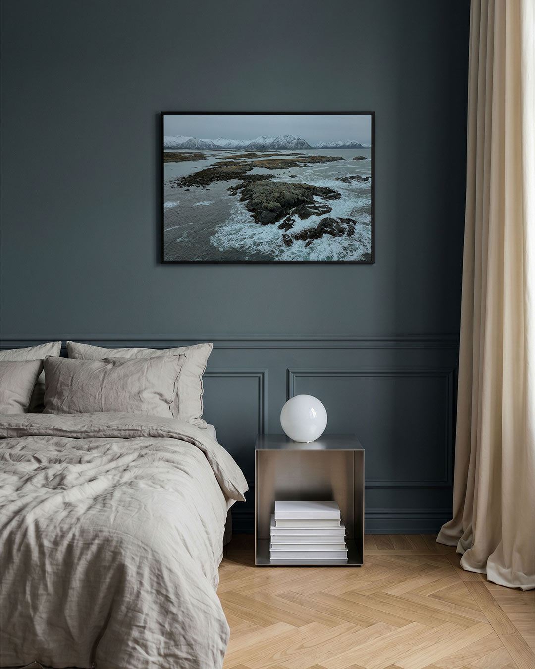 Kustlandschap met bergen poster – detailweergave – een serene kustlijn met ruige rotsen en kalme golven, omlijst door