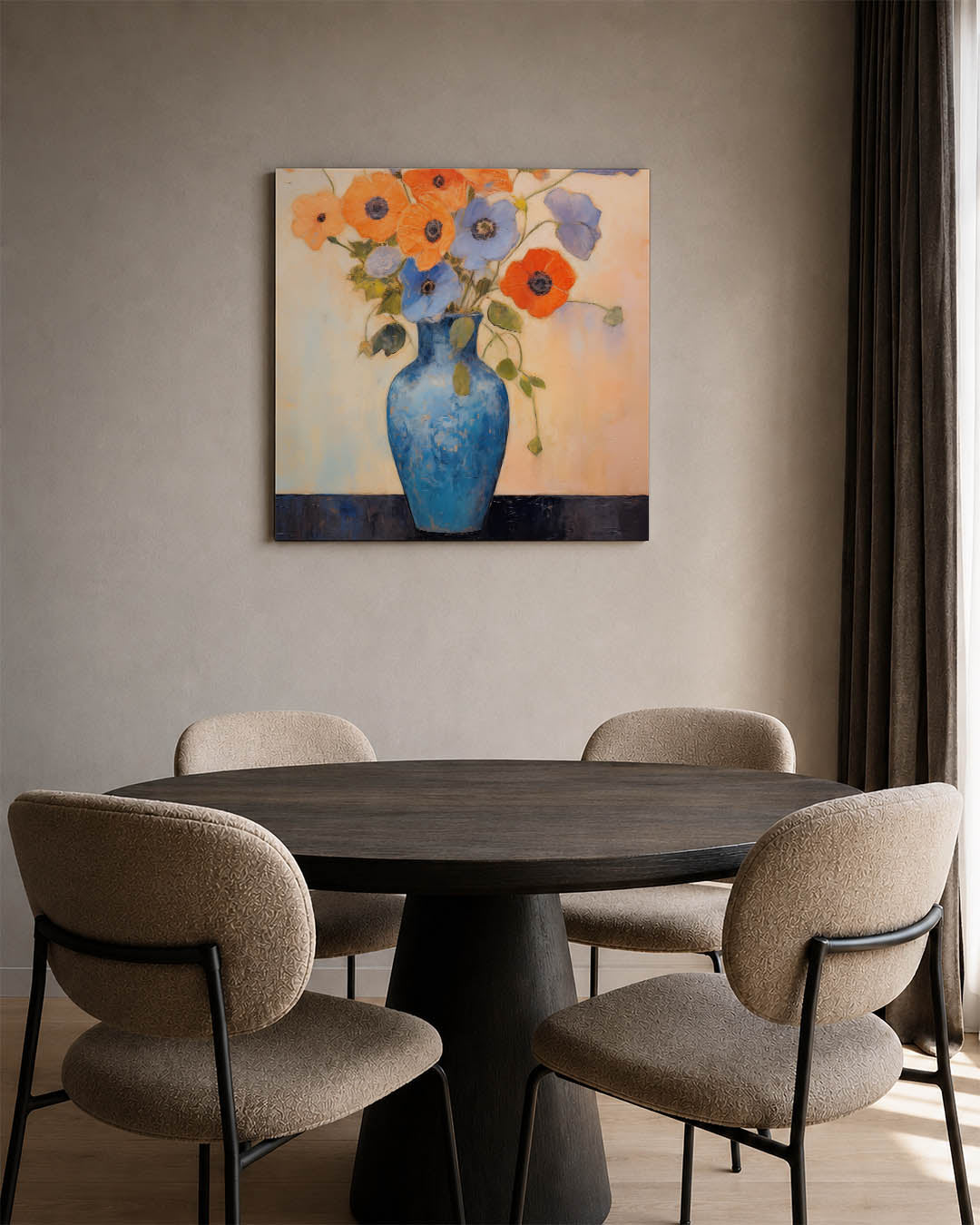 Bloemen in vaas kunstwerk – derde productweergave – dit werk toont een blauwe vaas met oranje en blauwe bloemen tegen een