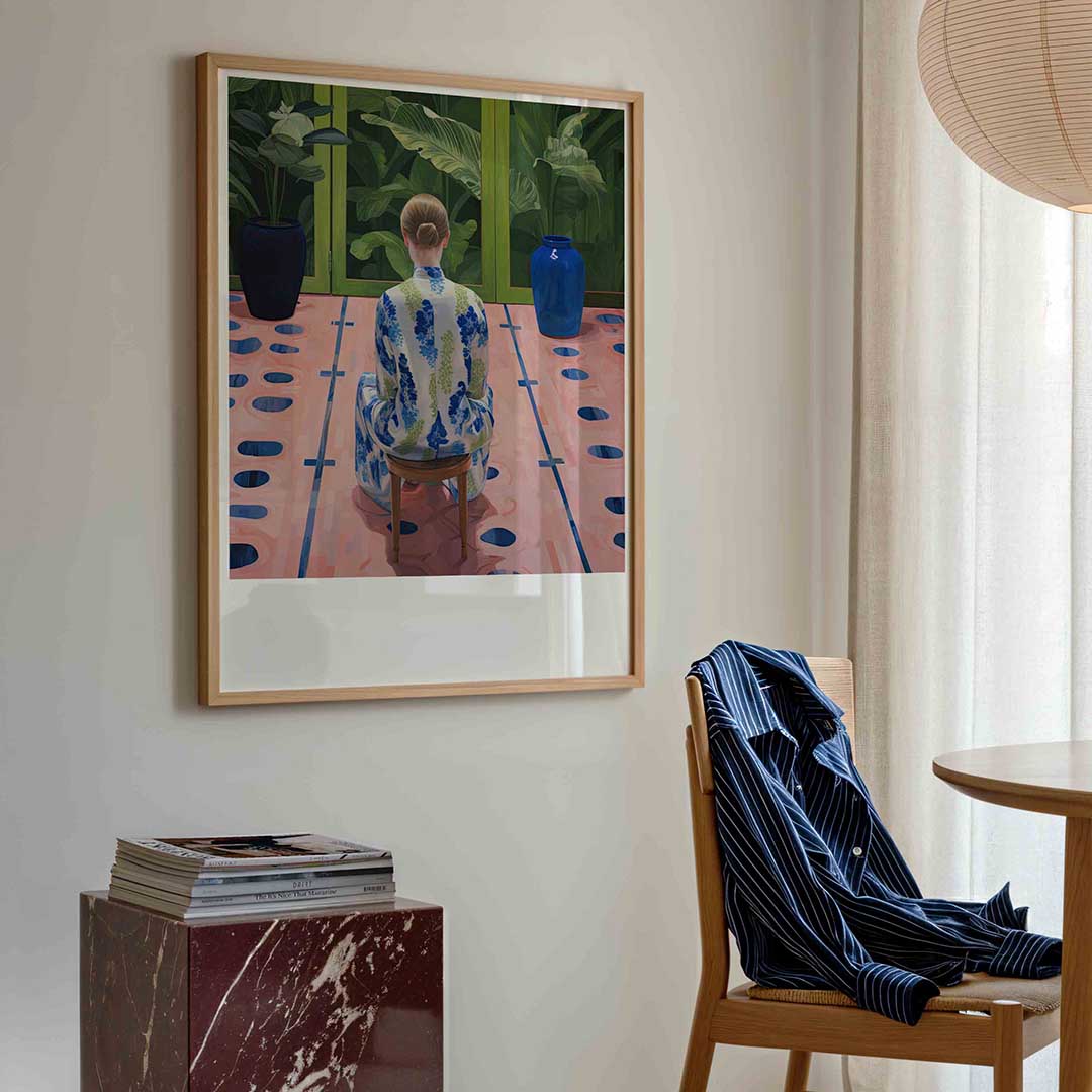 Vrouw in blauwe kamer – kleurrijke illustratie poster in staand formaat