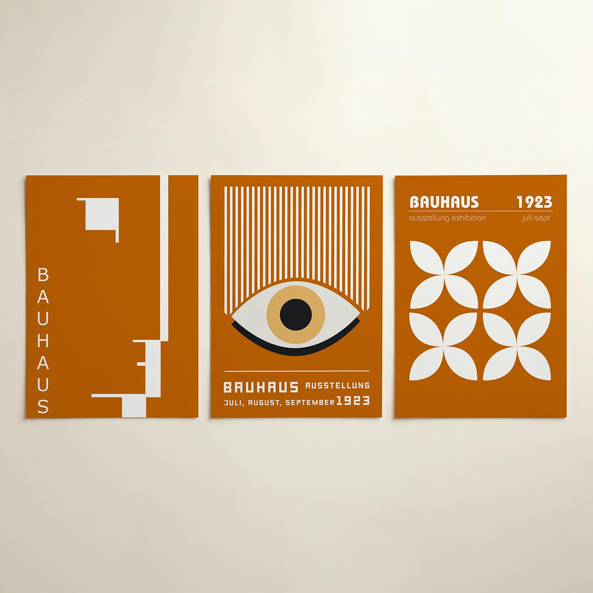 Vorm en kleur posterset – detailweergave – deze posterset in drie delen toont een spel van oranje en wit, met strakke lijnen