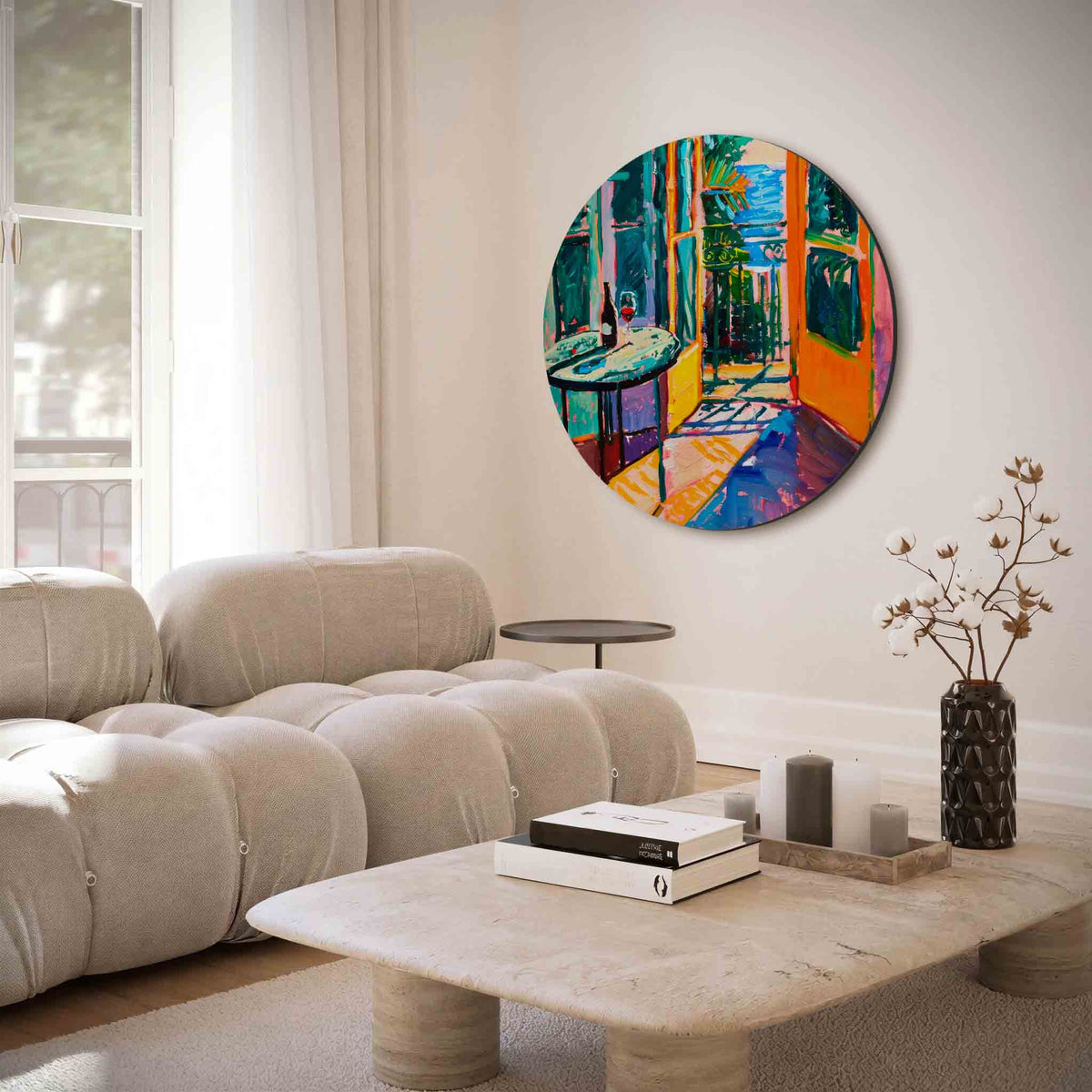 Tafel met wijnfles en open deuren – muurcirkel met abstracte texturen voor aan de muur