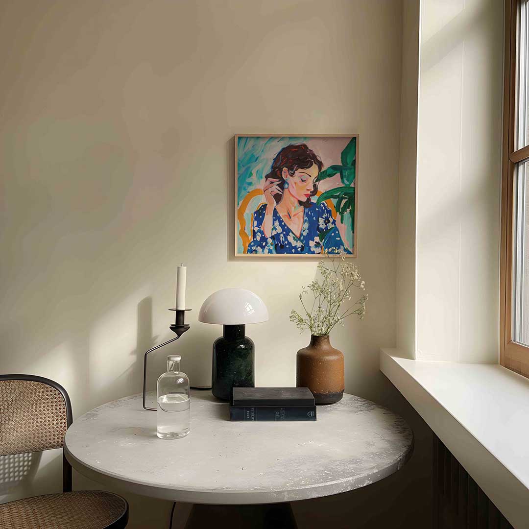 Vrouw met blauwe jurk – vrouwelijke portretkunst als vierkante poster