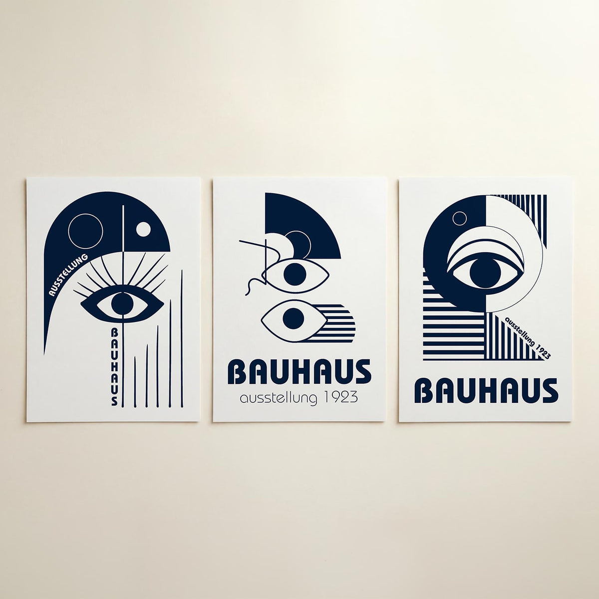 Oog en lijnen posterset – detailweergave – een donkerblauw oog met strakke lijnen en cirkels. De compositie speelt met