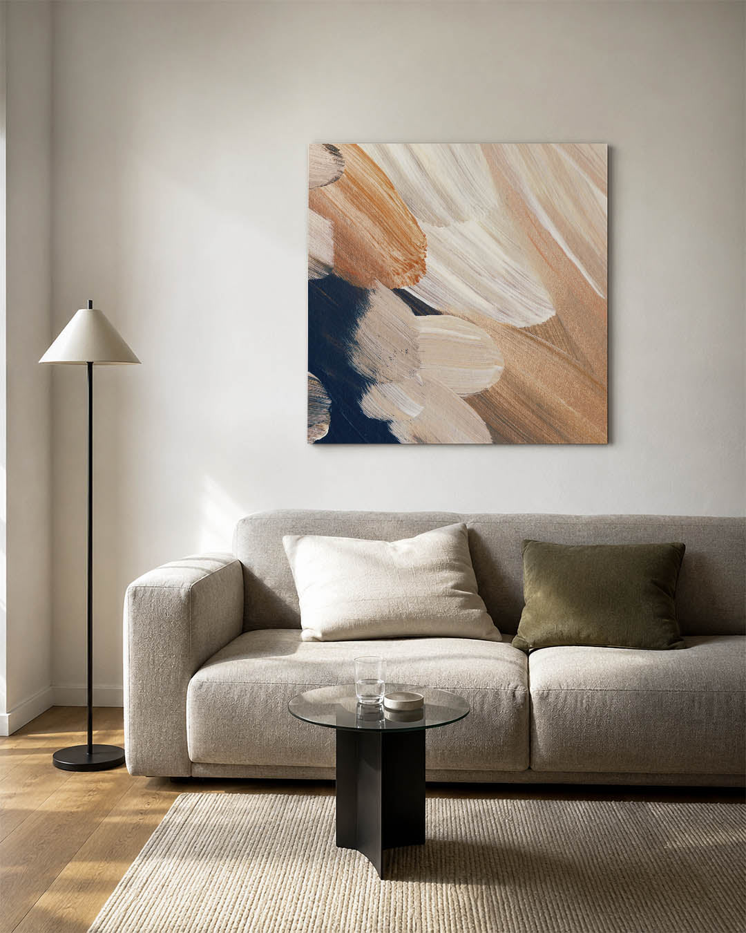 Organische borstelvegen kunstwerk – detailweergave – dit kunstwerk toont vloeiende borstelvegen in beige en bruin, met