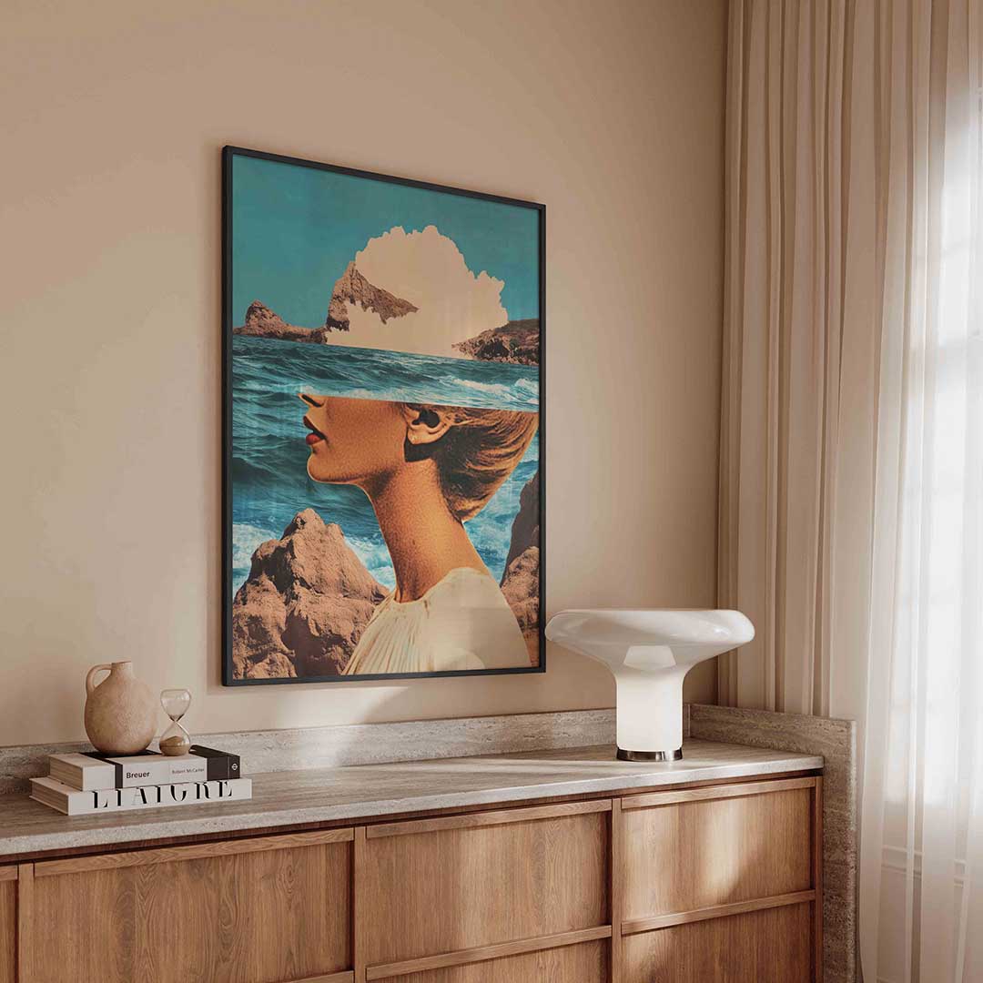 Vrouwenportret en zee – surreal poster in staand formaat
