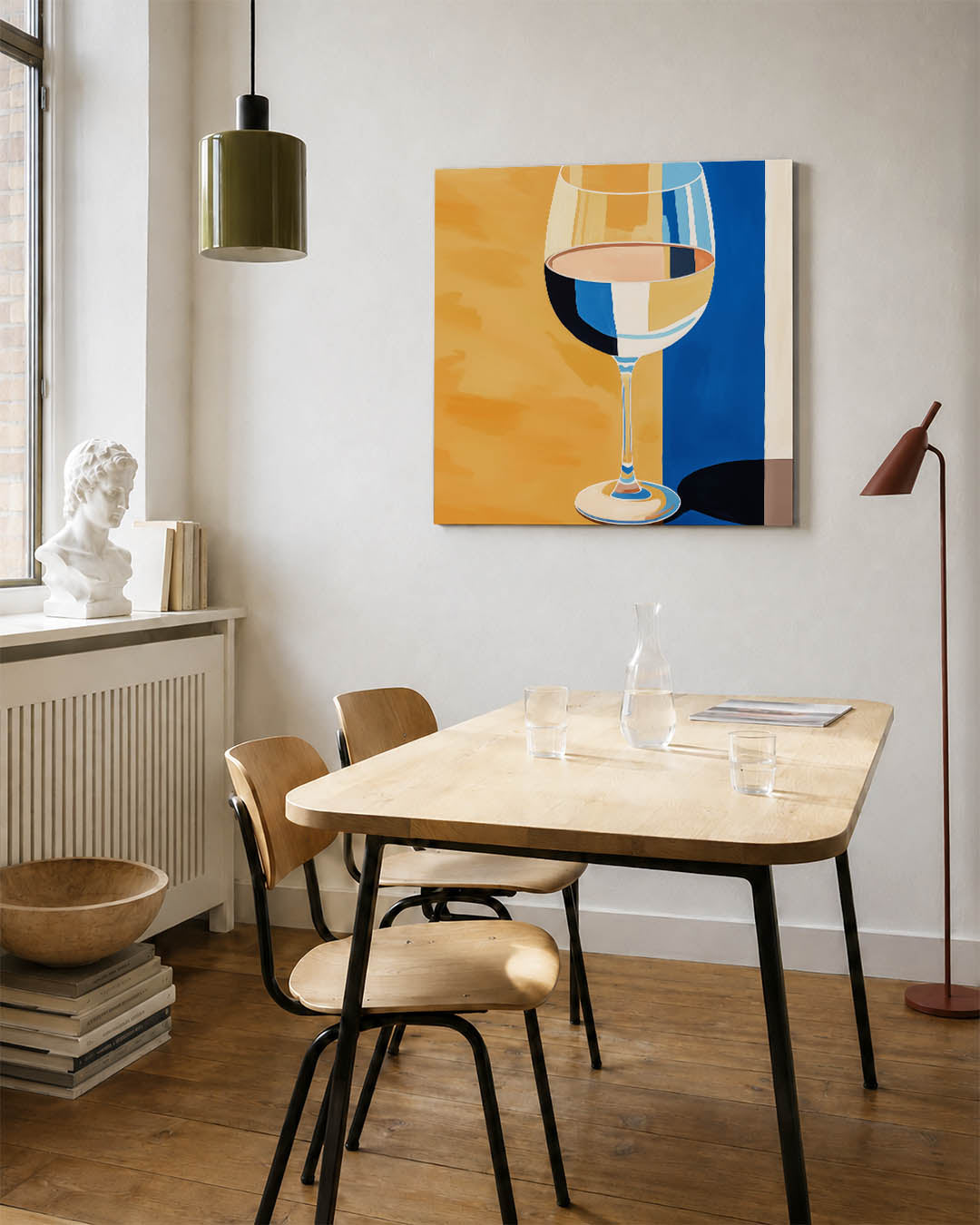 Glas en kleurvlakken kunstwerk – detailweergave – dit werk toont een glas tegen een achtergrond van kleurrijke vlakken. De