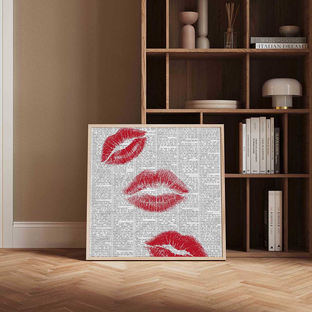 Rode lippen op tekst – kleurrijke Pop Art poster in vierkant formaat