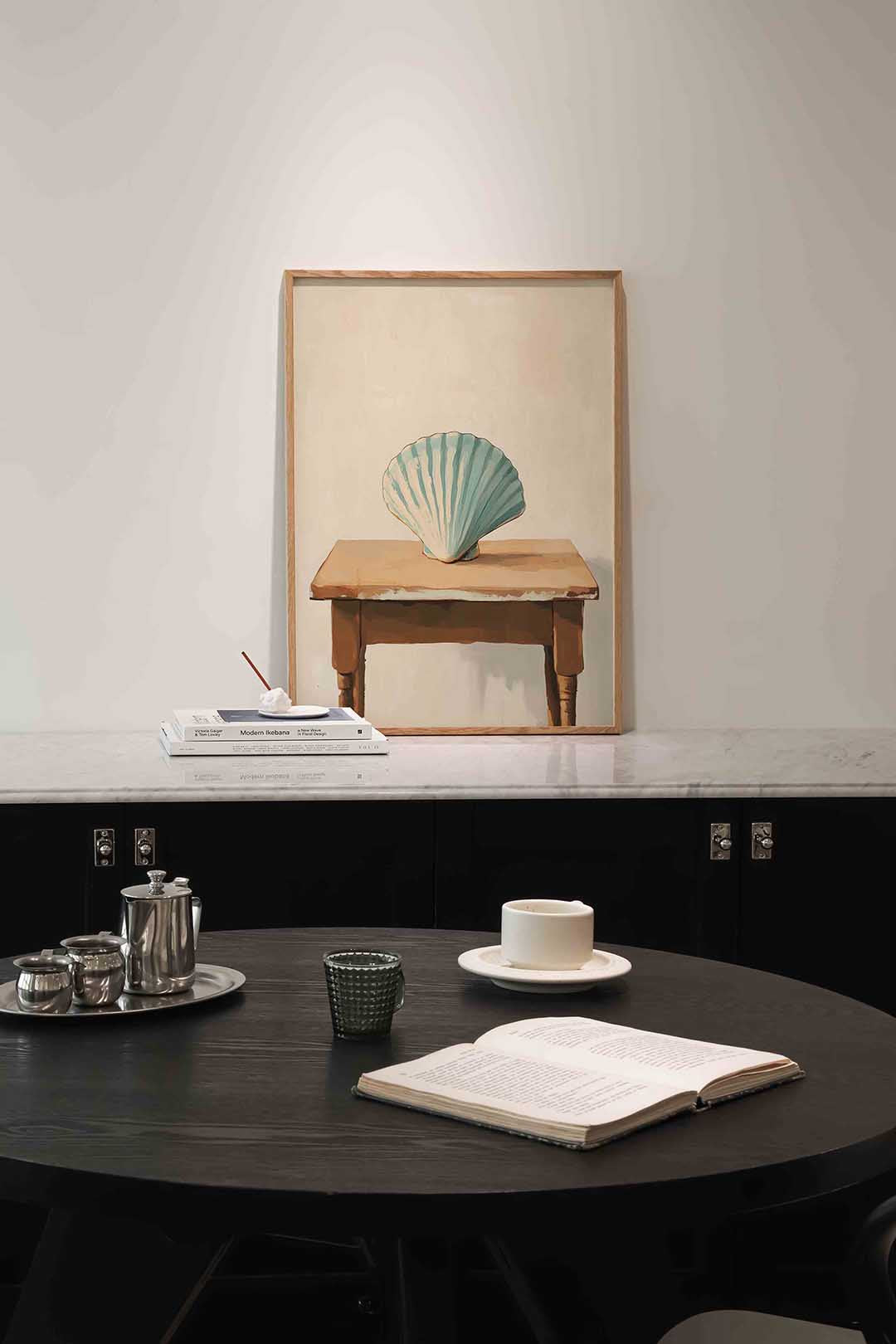 Schelp op tafel – moderne poster in staand formaat