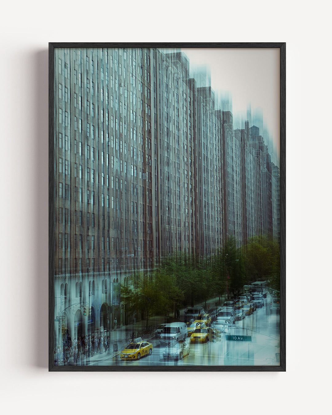 Stedelijke reflecties poster – portret wanddecoratie – deze poster toont een dynamische stadsscène met hoge gebouwen en