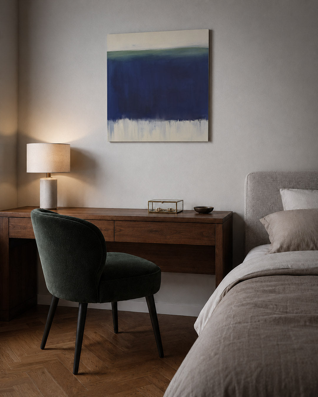 Horizontale kleurenlaag kunstwerk – sfeerbeeld – dit werk toont een brede blauwe strook die de compositie domineert, met