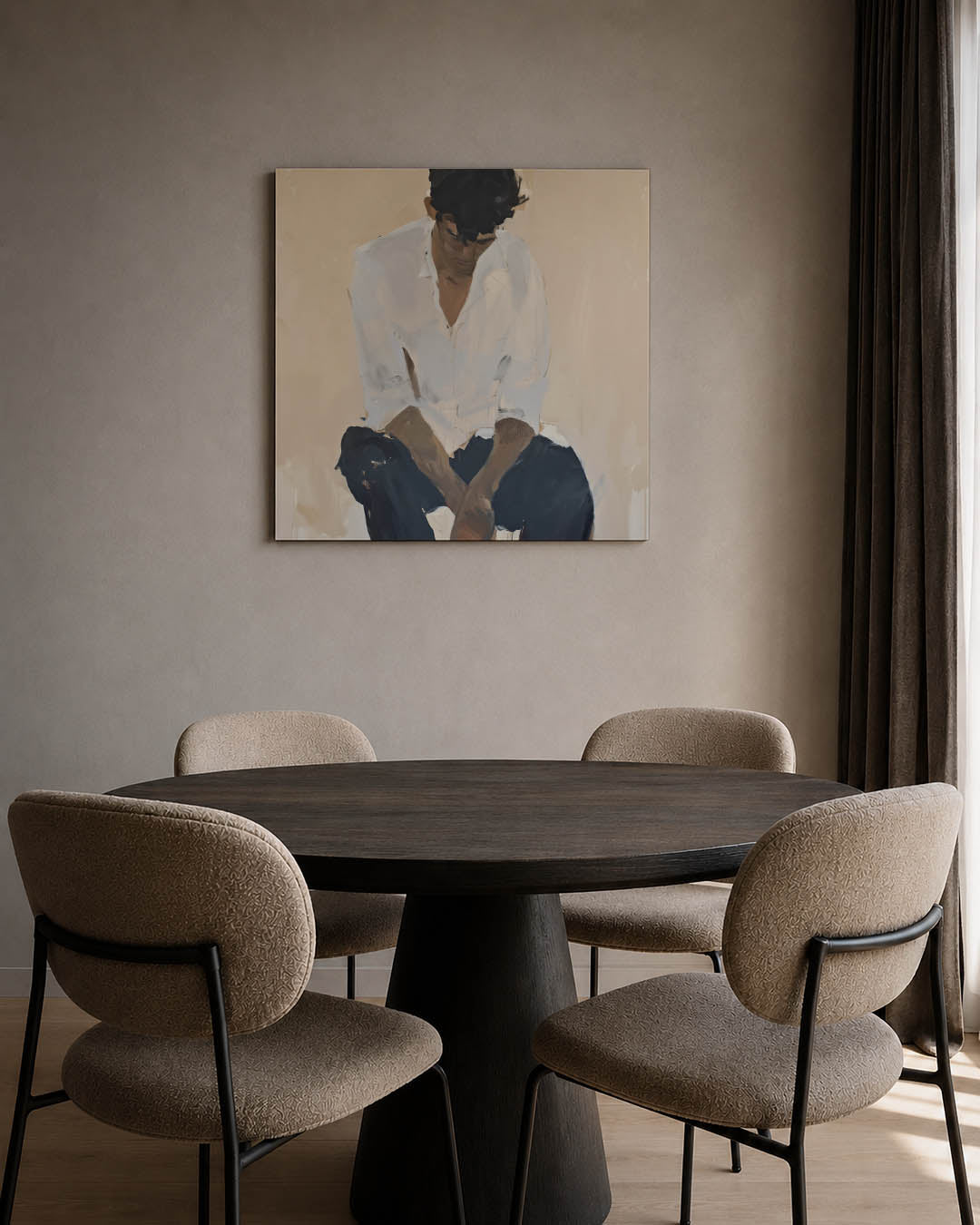 Zittende gestalte kunstwerk – tweede productweergave – dit kunstwerk toont een zittende figuur in een ontspannen houding. De