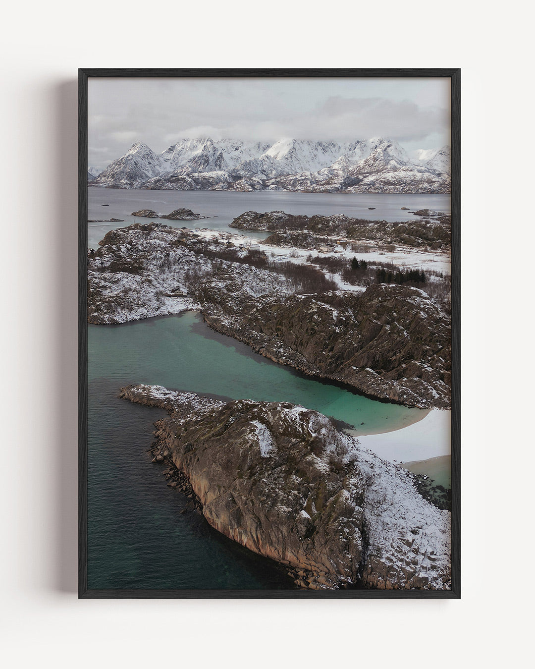 Berglandschap met sneeuw poster – portret wanddecoratie – een serene scène van besneeuwde bergen en turquoise water, met een