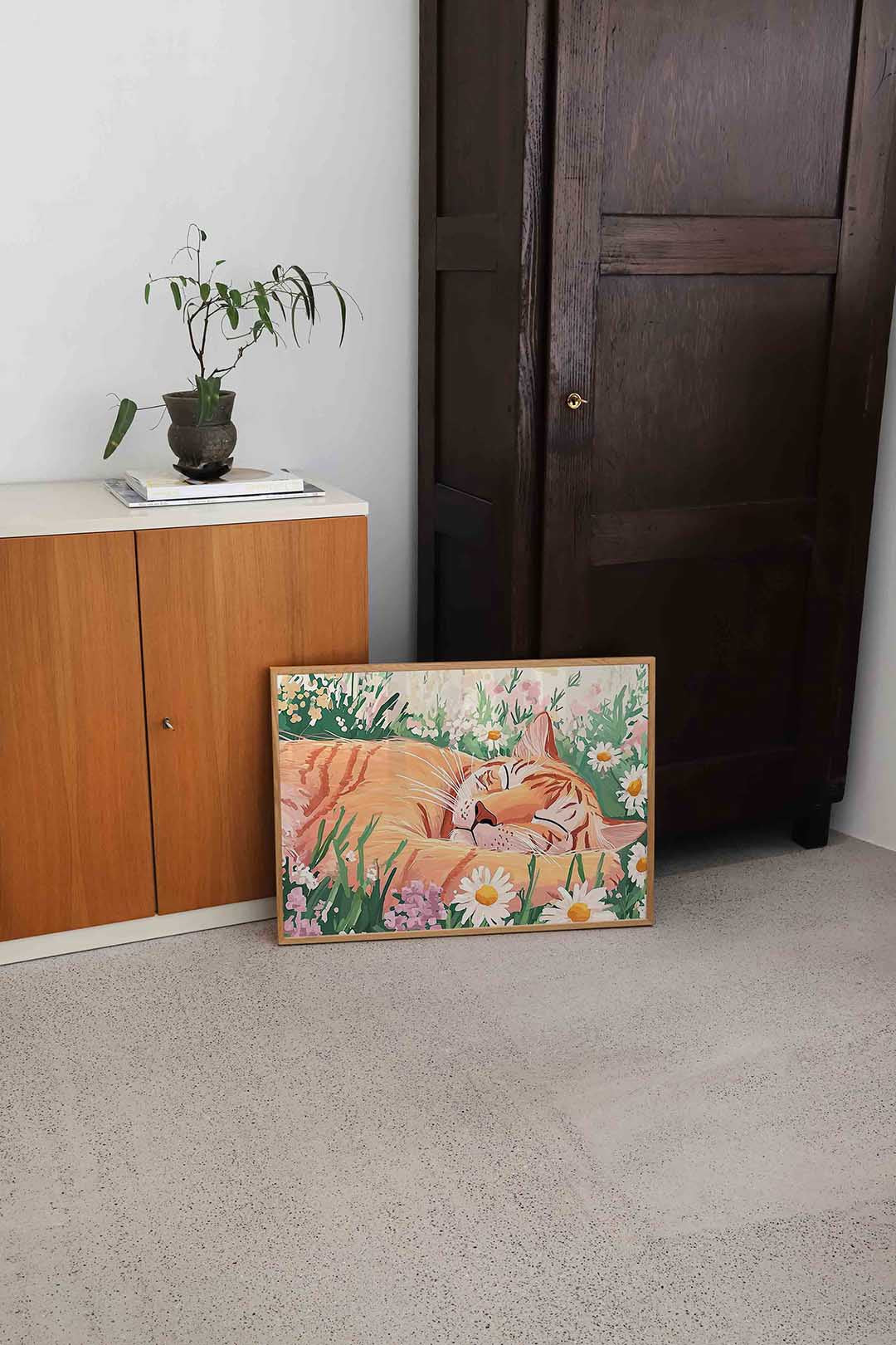 Slapende kat in bloemen – dierenillustratie als landscape poster