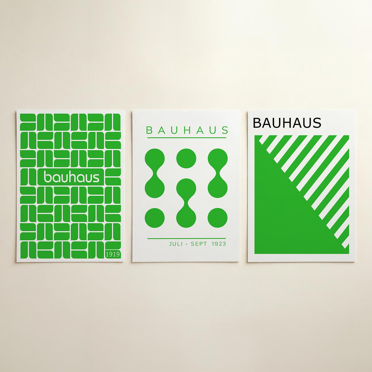 Groene vormenstructuur driedelige posterset in interieur