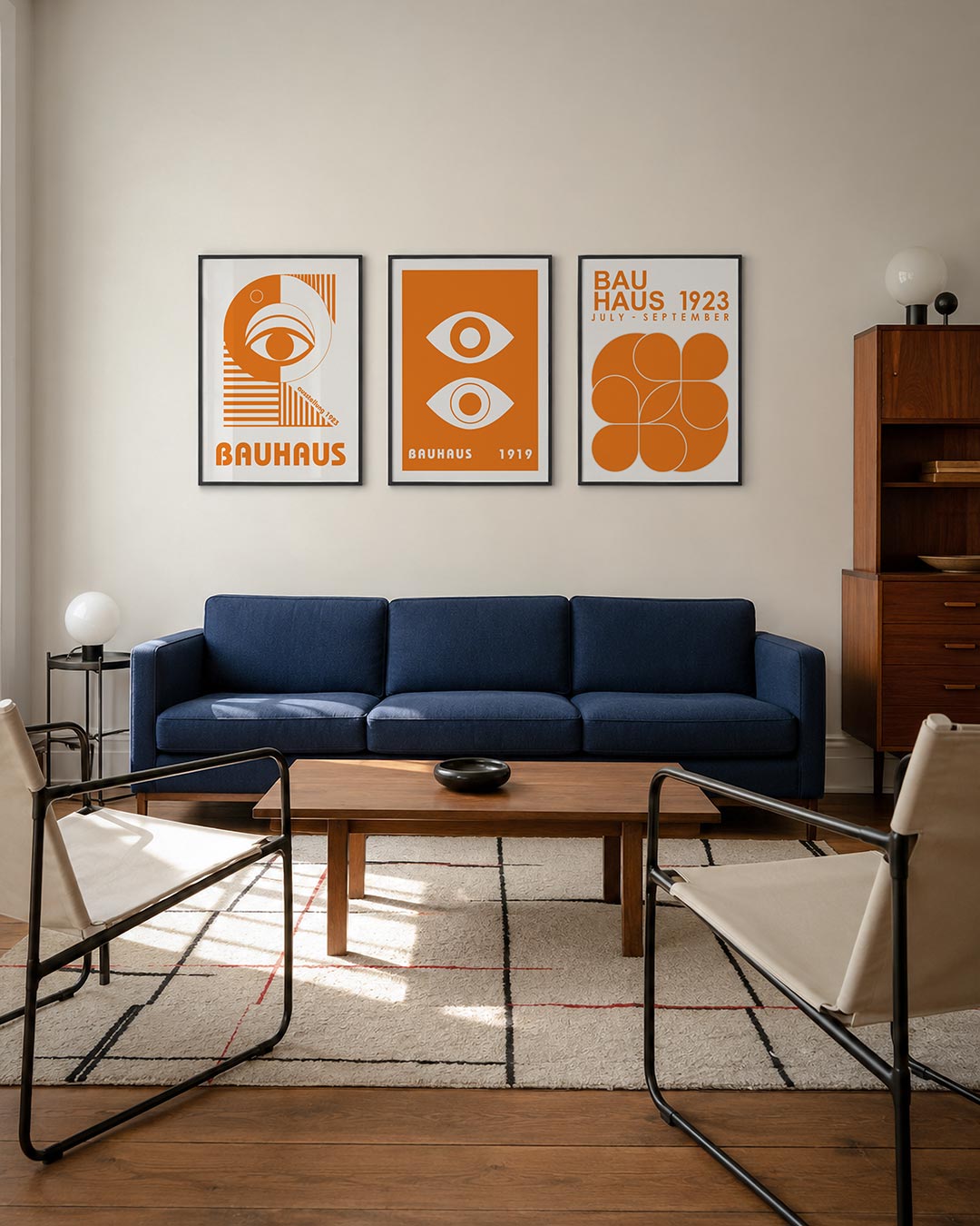 Oog en lijnen driedelige posterset – een oranje cirkel met een gestileerd oog, omgeven door rechte en diagonale lijnen. De