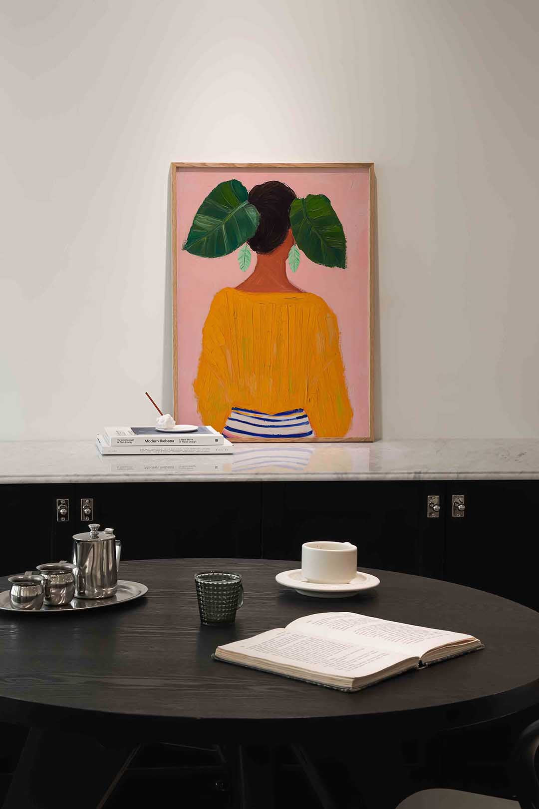 Vrouw met groene bladeren – moderne poster in staand formaat
