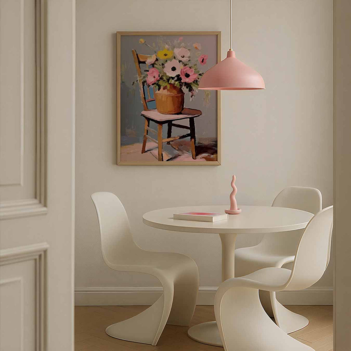 Bloemenvaas op Houten Stoel – bloemen poster in staand formaat