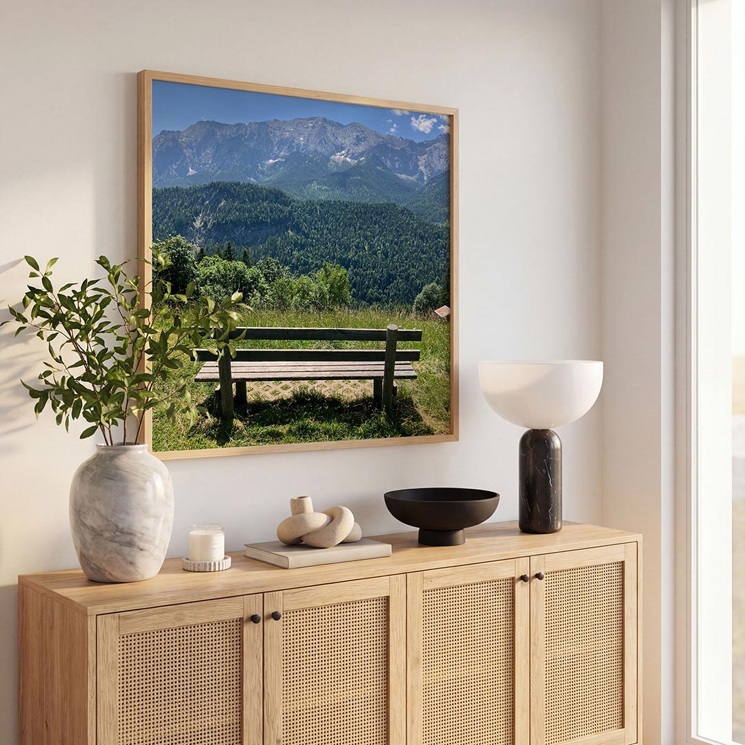 Berglandschap poster – tweede productweergave – een houten bankje staat op een groene heuvel met uitzicht op een bos en