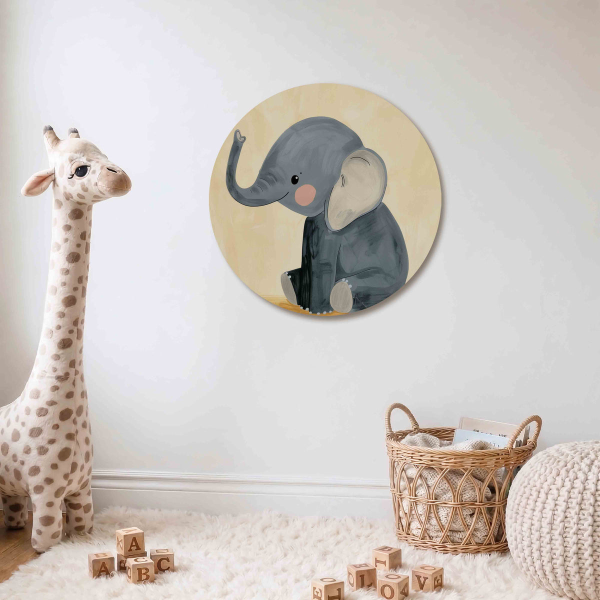 Schattige olifant Muurcirkel – Een zittende olifant met grijze tinten en roze wangen op een beige achtergrond.