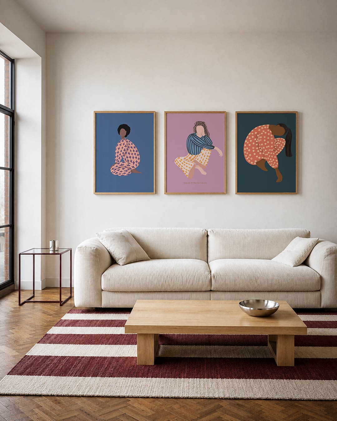 Vorm en kleur driedelige posterset – een figuur in een roze outfit met paarse kruisjes tegen een