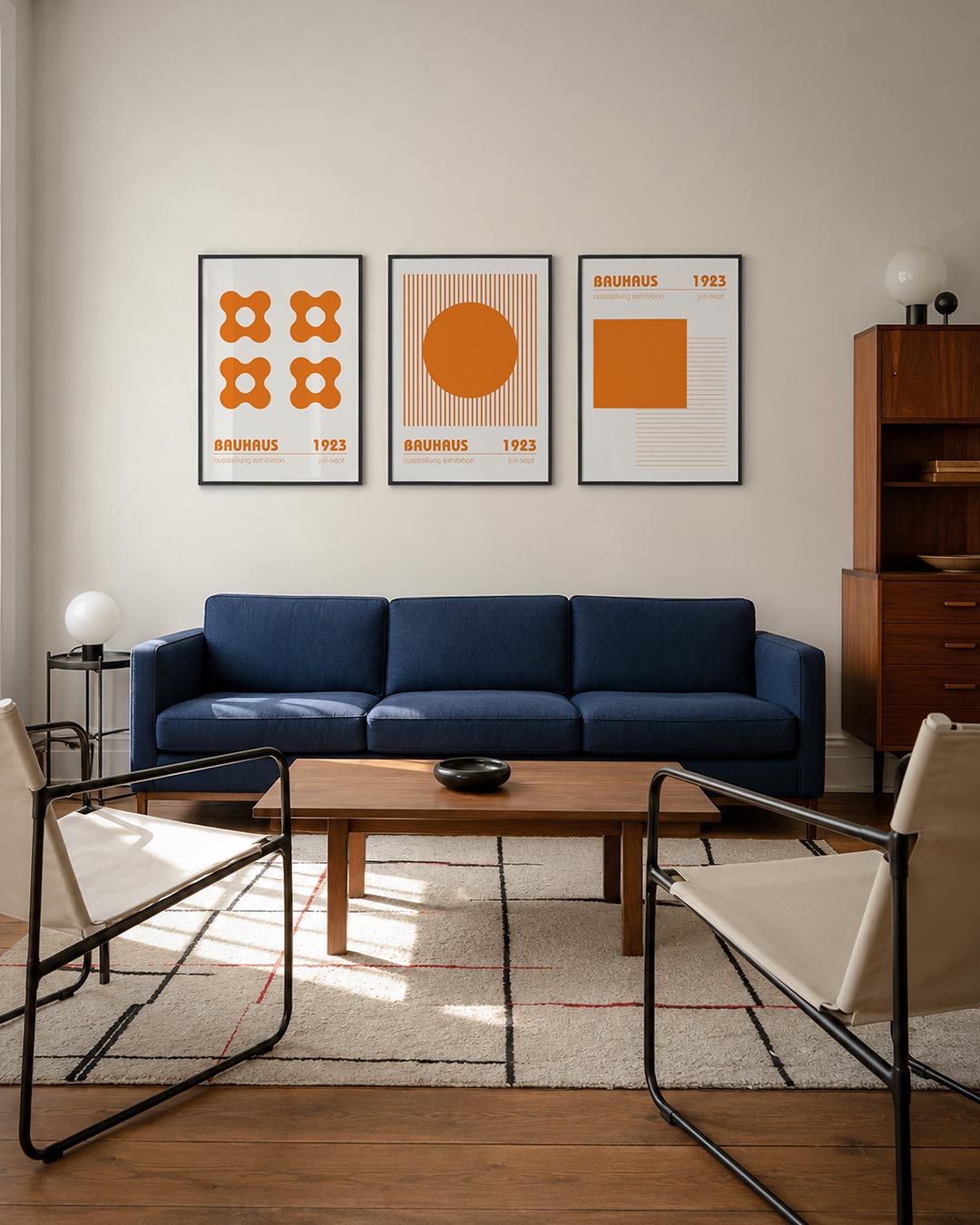 Vormen en vlakken driedelige posterset – vier oranje vormen met ronde hoeken vormen een ritmisch patroon op een witte