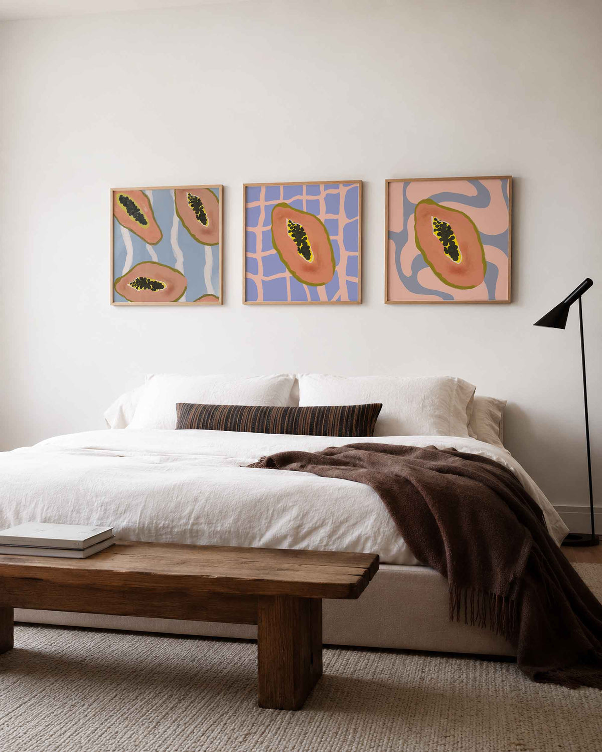 Interieurpresentatie van een driedelige vierkante posterset met papaja illustraties