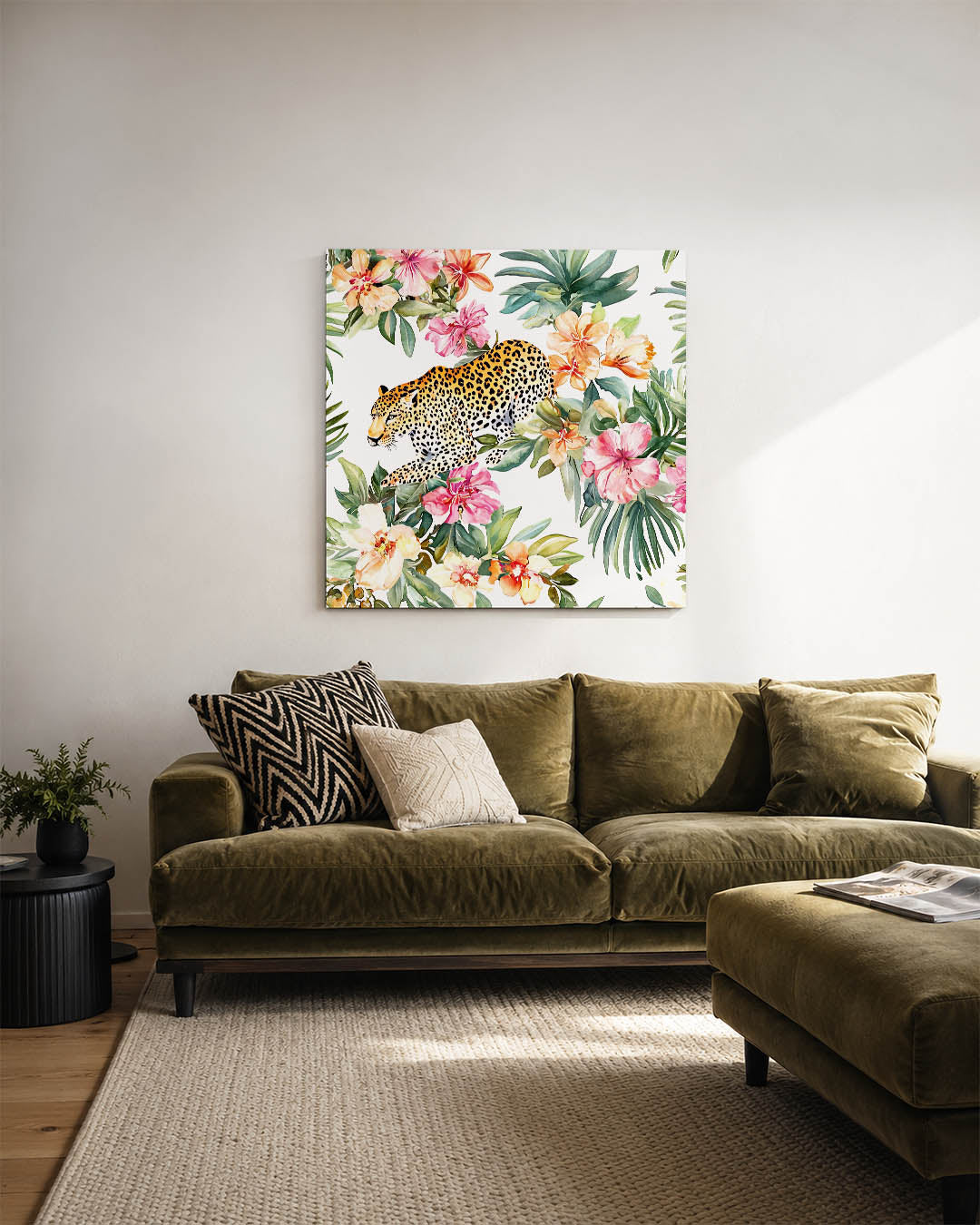 Tropische dierenprint kunstwerk – sfeerbeeld – dit werk toont een levendige compositie van een luipaard omringd door