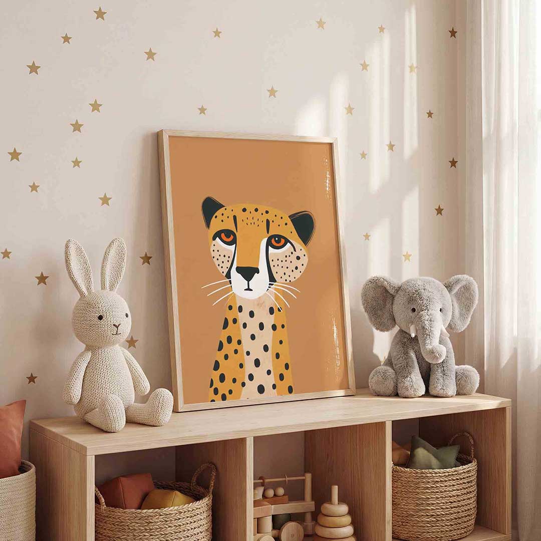 Luipaard met oranje ogen – staande kinderkamer wanddecoratie van WallArtistic