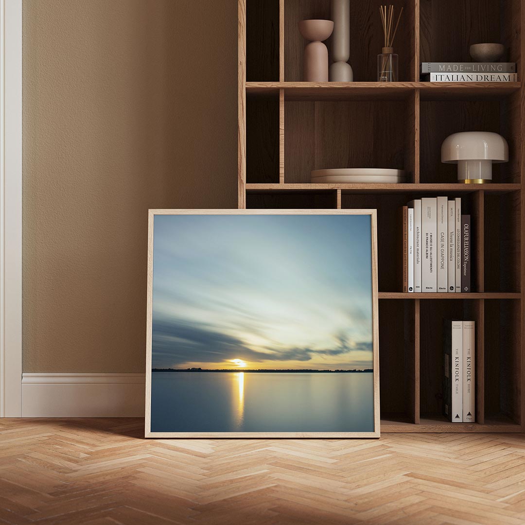 Rustige zonsondergang poster – derde productweergave – deze poster toont een serene zonsondergang boven een kalm