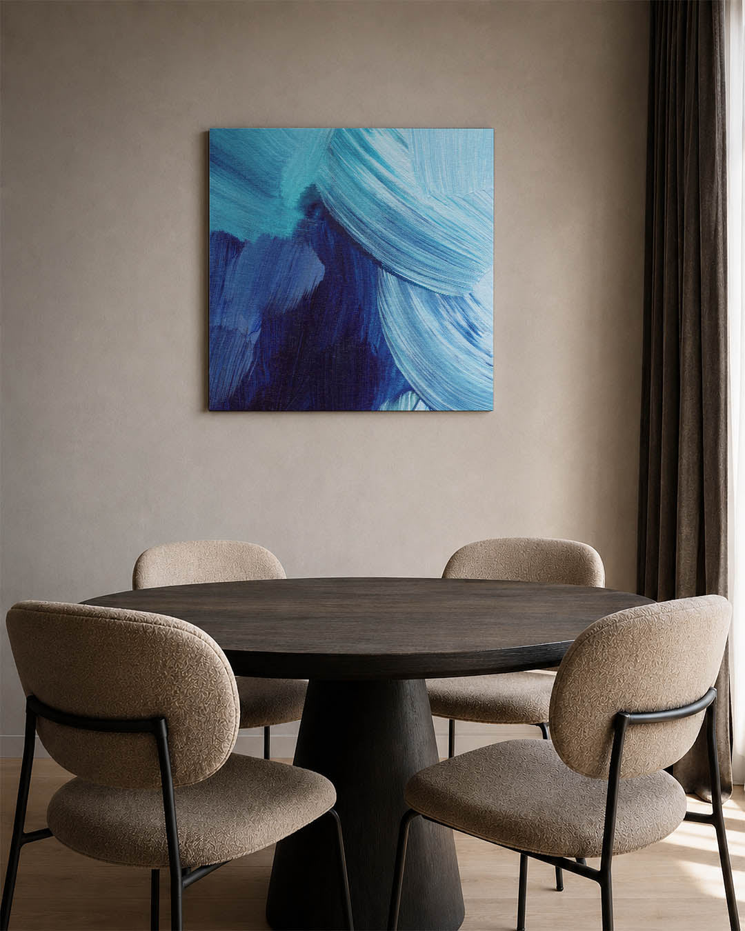 Dynamische blauwe bewegingen kunstwerk – derde productweergave – dit werk toont vloeiende penseelstreken in verschillende