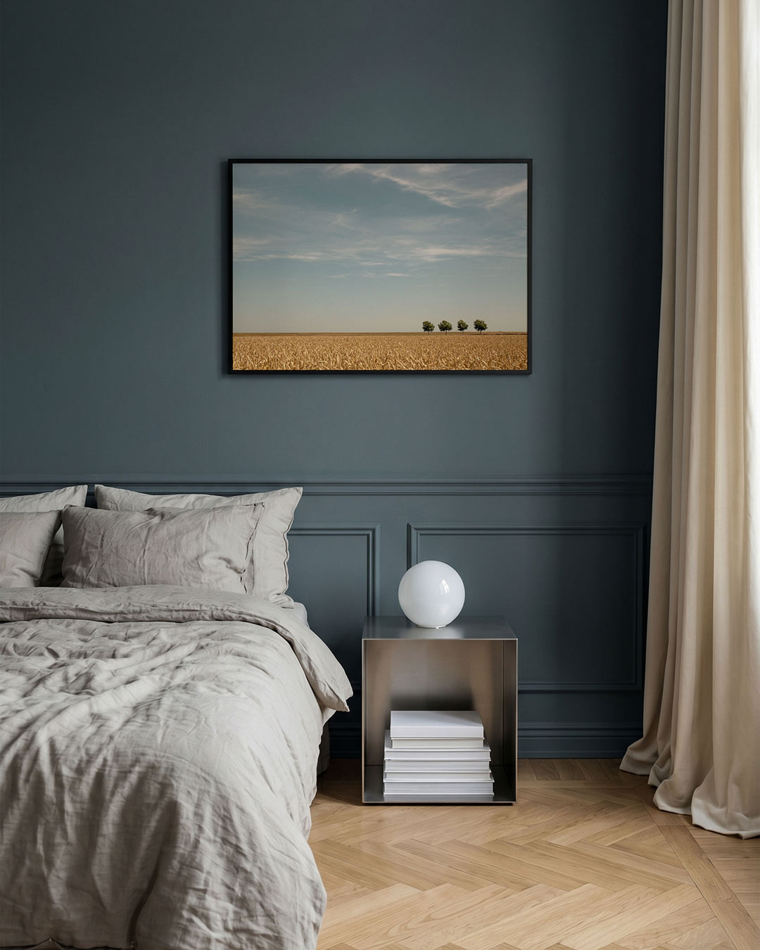 Rustige landschap poster – detailweergave – deze poster toont een uitgestrekt veld met vier bomen aan de horizon onder een