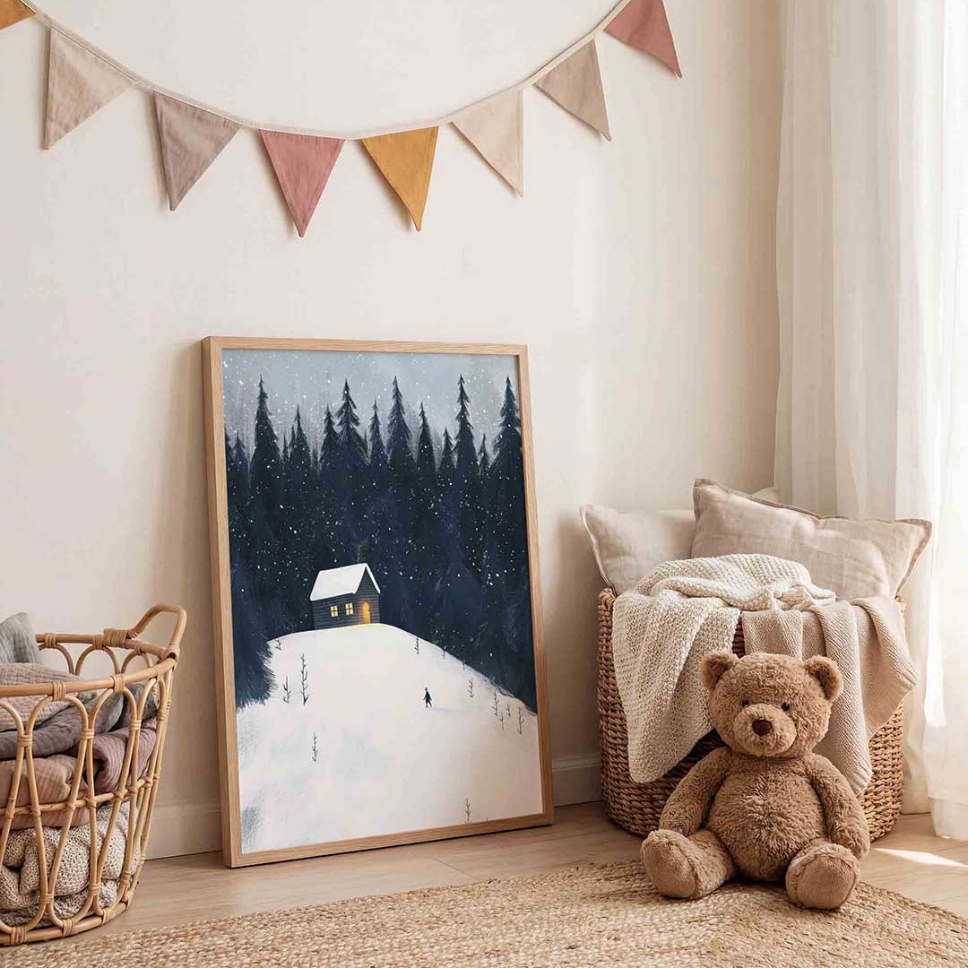 Besneeuwd bos met huis – speelse wandkunst als portret kinderposter