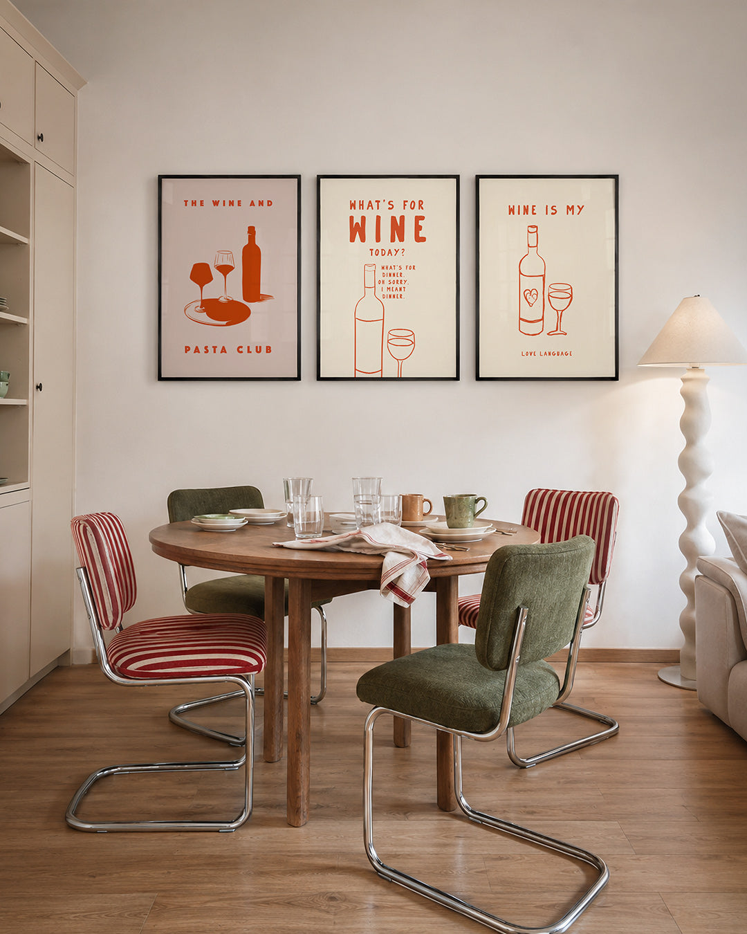 Wijn en pasta – een speelse compositie met rode silhouetten van wijnglazen en een fles op een