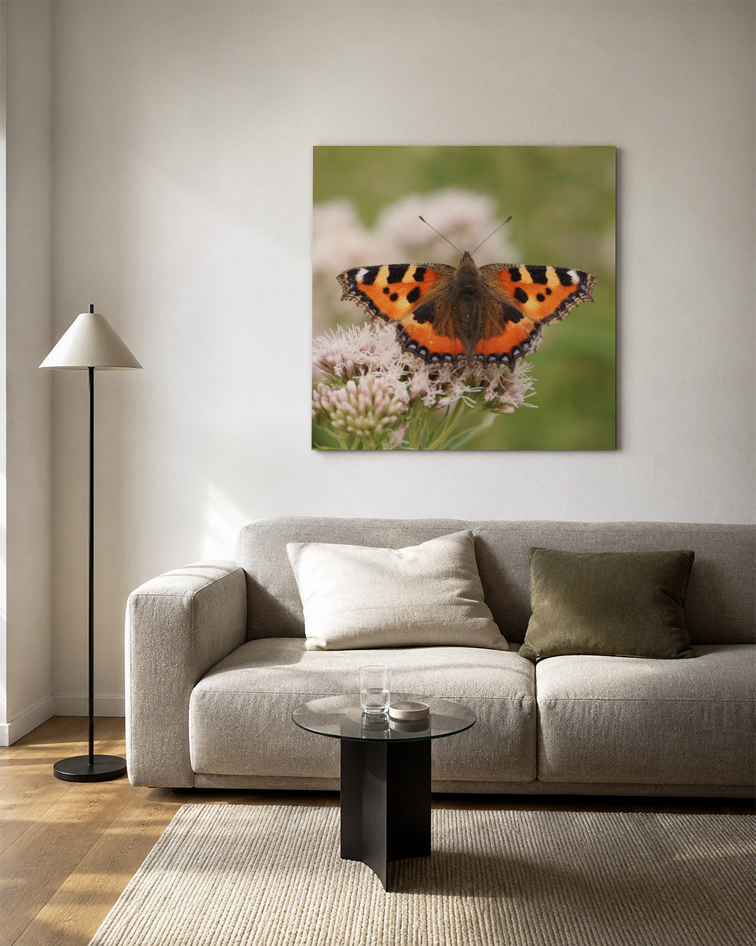 Vlinder op bloem kunstwerk – vierkante wanddecoratie – deze kunstwerk toont een vlinder met levendige oranje en zwarte