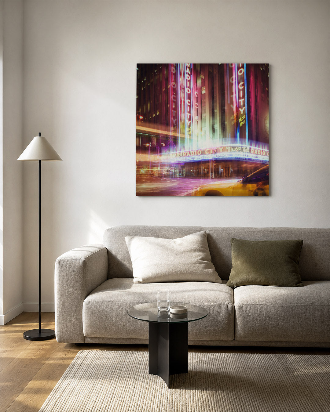 Stedelijke neon lichten kunstwerk – vierkante wanddecoratie – deze kunstwerk toont een levendige stadsscène met kleurrijke
