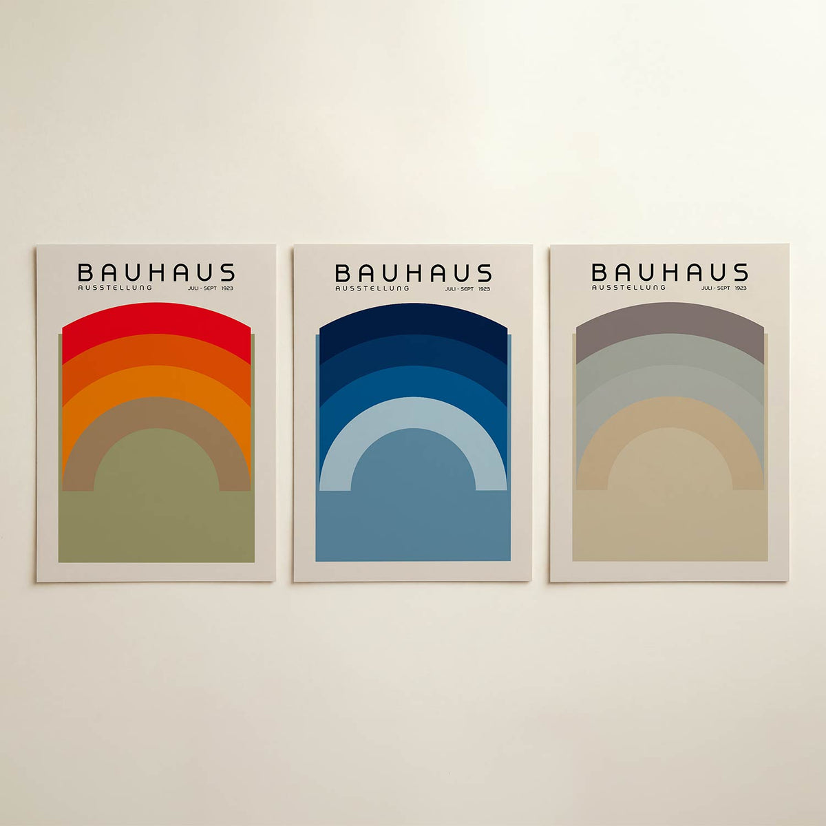 Kleurbogen en lijnen posterset – detailweergave – deze posterset in drie delen toont een ritme van kleurrijke bogen in rood