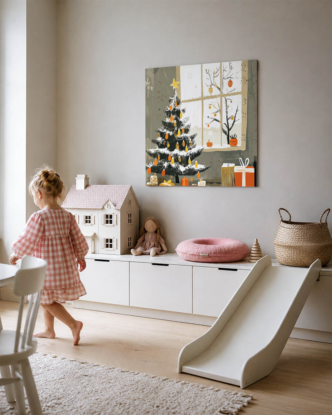 Kerstboom met cadeaus kunstwerk – tweede productweergave – een sfeervol beeld met een kerstboom versierd met oranje en gele