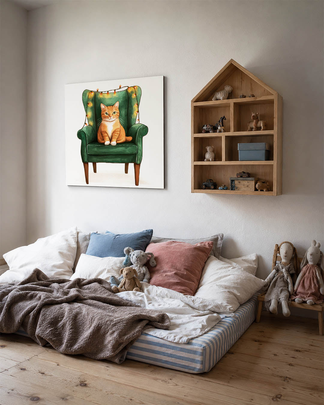 Kat op groene stoel kunstwerk – derde productweergave – een oranje kat zit op een groene fauteuil, omringd door warme