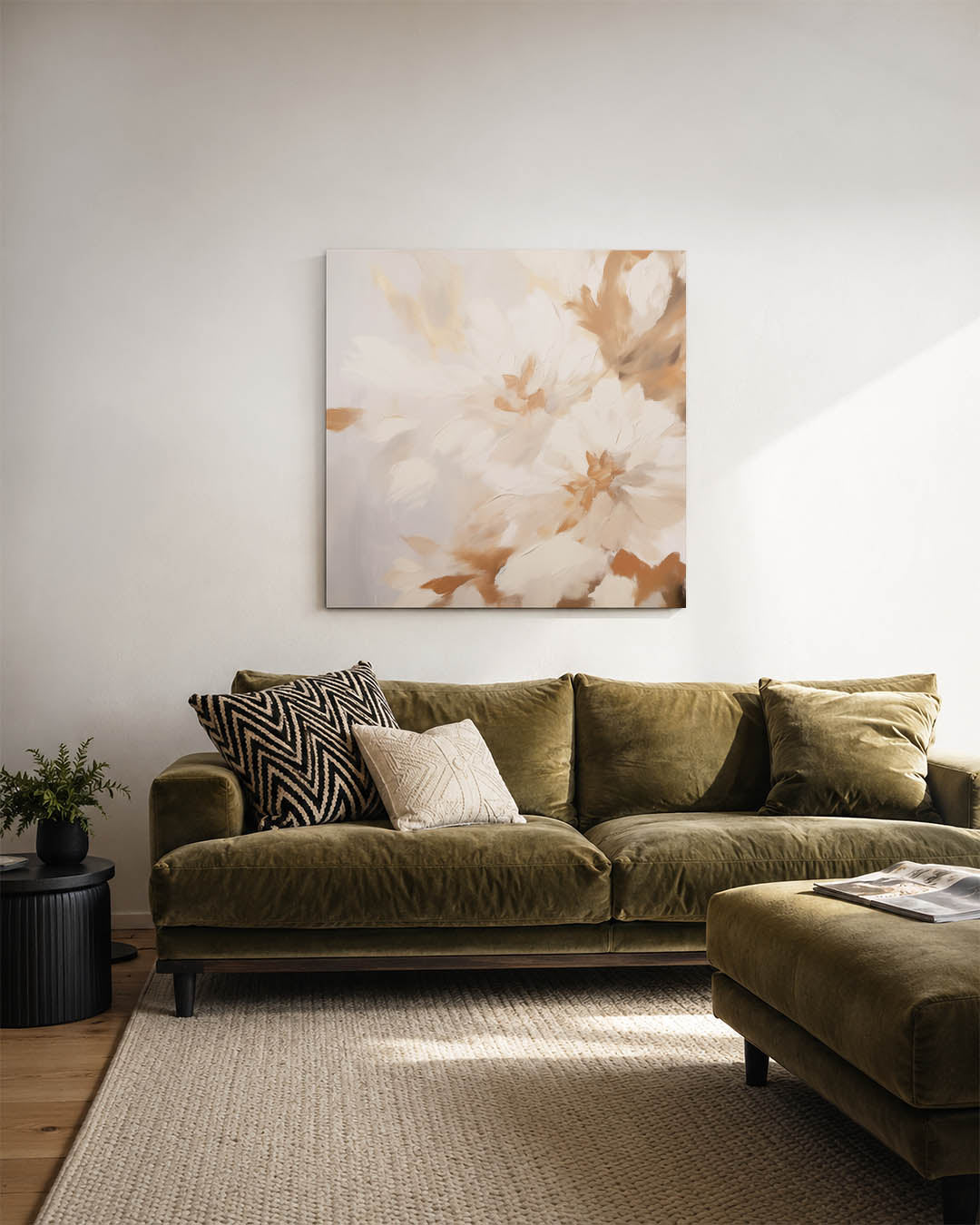 Dromerige bloemen kunstwerk – sfeerbeeld – dit kunstwerk toont zachte bloemvormen in een harmonie van beige en bruin tinten