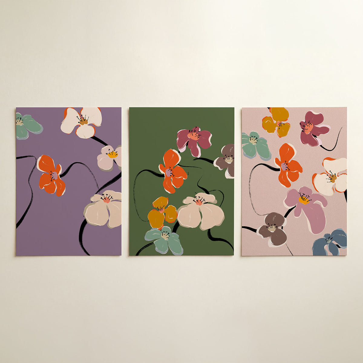 Bloemrijke lijnen posterset – detailweergave – deze posterset in drie delen toont kleurrijke bloemen op