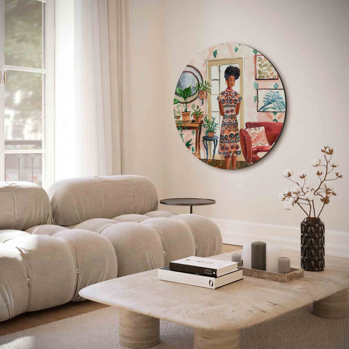 Vrouw in interieur – muurcirkel met abstracte texturen voor aan de muur