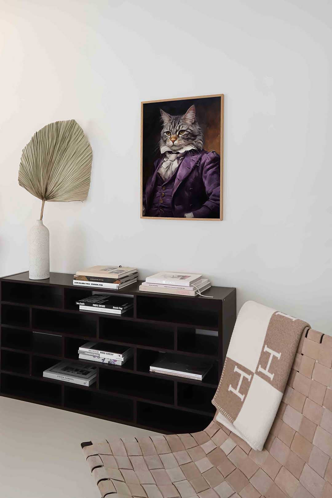 Kat in paars kostuum – staande moderne wanddecoratie van WallArtistic