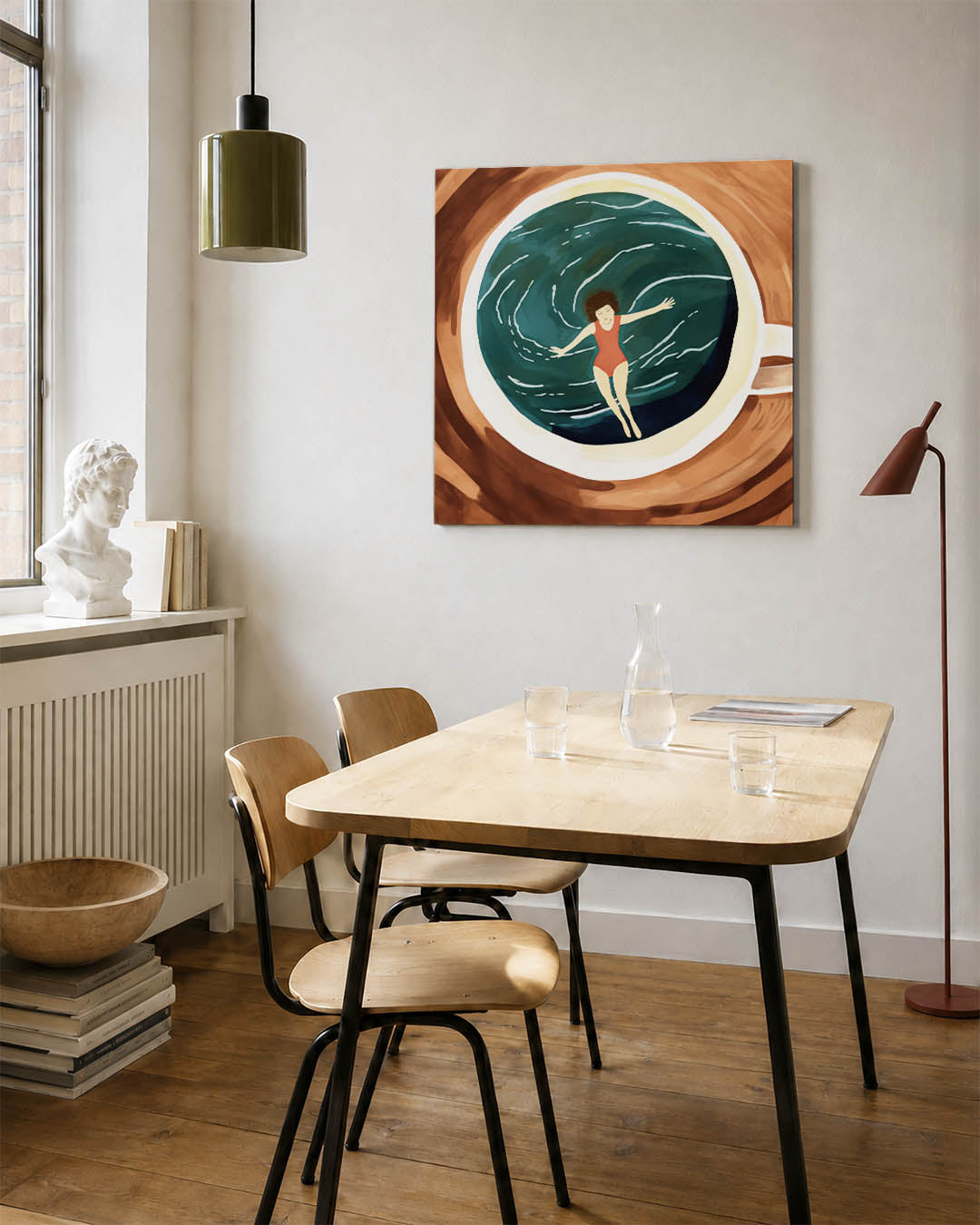 Dromerige zwemmer kunstwerk – detailweergave – een vrouw in een rood badpak drijft in een kop koffie, omringd door golvende